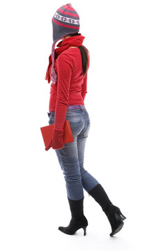 站在后面的年輕婦女在冬天的衣服與紅書