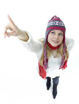 站在長(zhǎng)；金發(fā)女孩在冬季帽指向