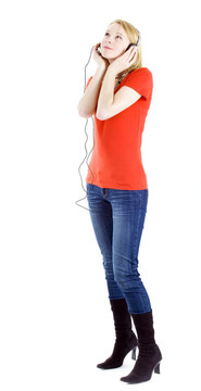站；年輕的金發(fā)女孩聽音樂(lè)從MP3播放器。白色的背景。