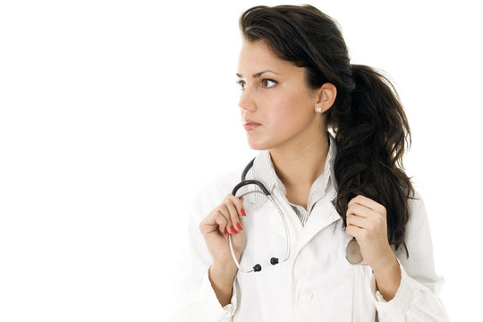 在白色的制服保持年輕女醫(yī)生的聽(tīng)診器