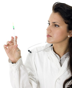 年輕面帶微笑的女醫(yī)生手里拿著注射器在辦公室。