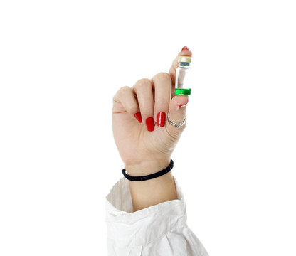 女醫(yī)生保持小瓶與綠色液體