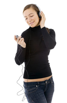 微笑在耳機(jī)MP3播放器聽(tīng)音樂(lè)的年輕女子