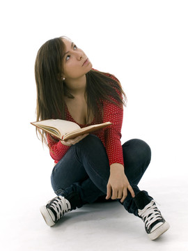 年輕女子盤腿坐在地板上看書
