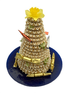 傳統(tǒng)的斯堪的納維亞塔餅（kransekake）由烤杏仁；裝飾著鮮花和餅干