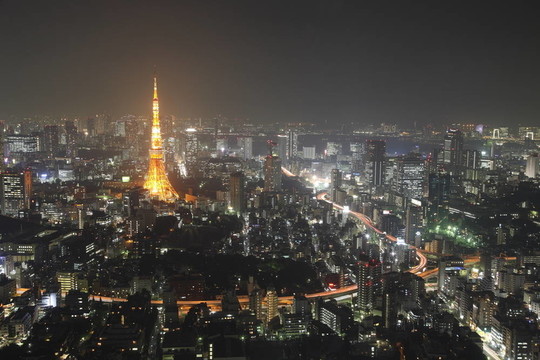 照亮東京市在日本晚上從高