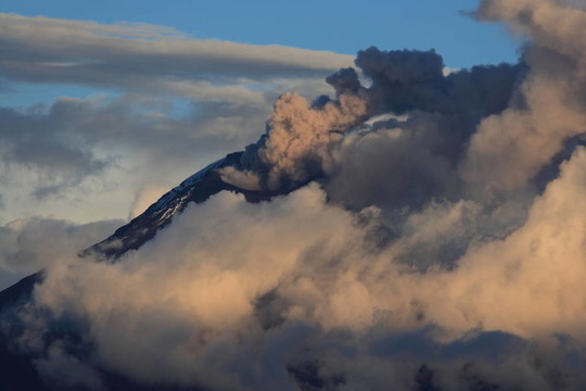 通古拉瓦火山活躍與問云在日落在厄瓜多爾