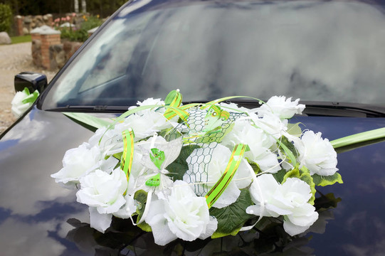 灰色汽車(chē)上的五顏六色花朵