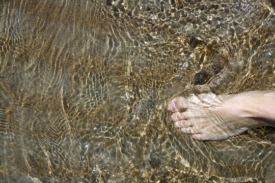 海灘徒步在岸邊淺水上行走