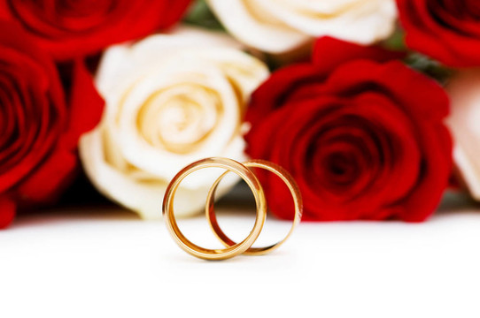 白色的玫瑰和結婚戒指