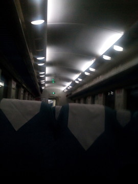 火車車廂晚上場景