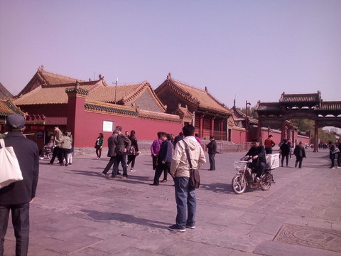 沈陽(yáng)故宮外游客
