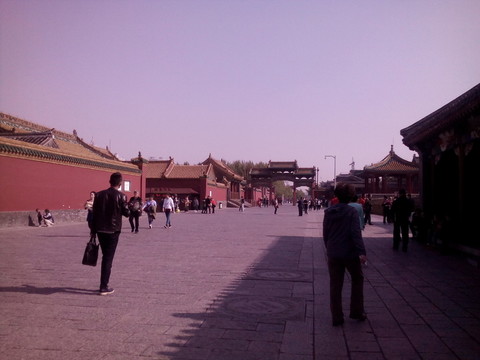 沈陽(yáng)故宮外游客