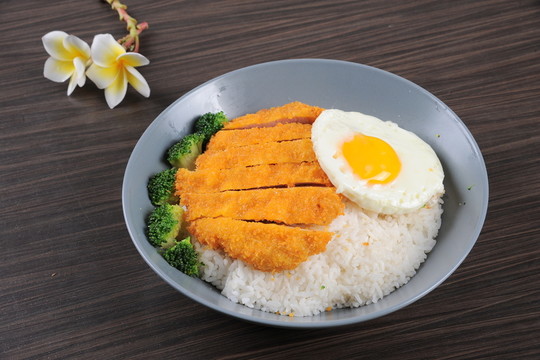 雞蛋炸雞飯