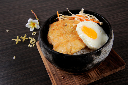 雞蛋煎魚煲仔飯