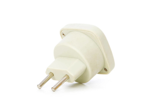 隔離在白色背景上的電適配器
