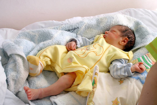 新生的嬰兒。