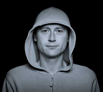 在一個連帽衫時髦衣服的男性黑人