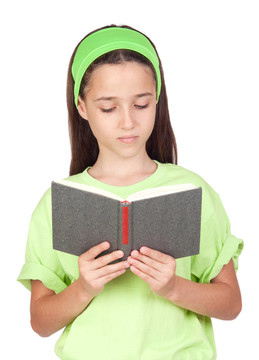 可愛的小女孩在看書