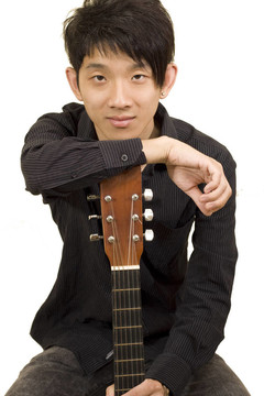亞洲男孩彈吉他