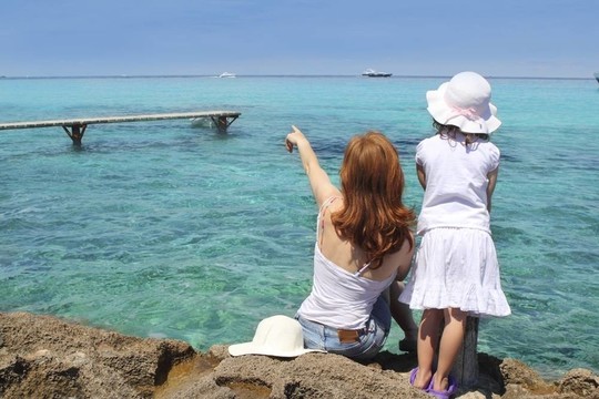 母親和女兒旅游福門特拉島綠松石