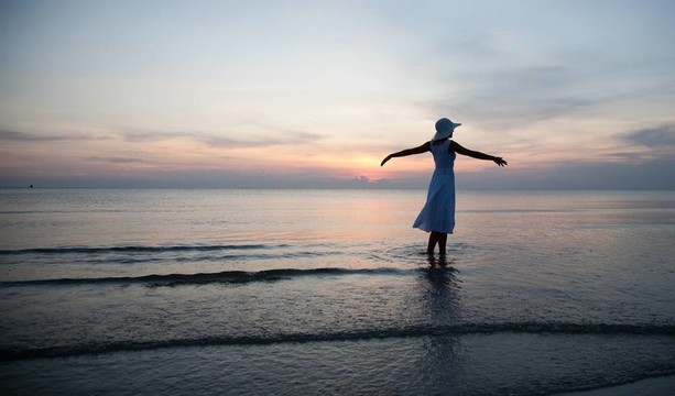 海灘上的放松女人