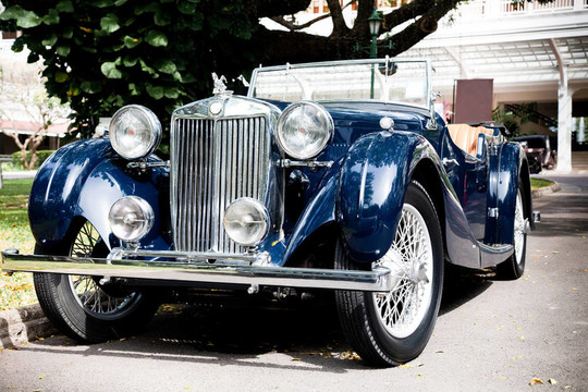 老爺車經(jīng)典藍色轎車