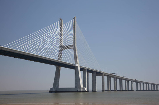在Lisbon的達伽馬大橋；葡萄牙