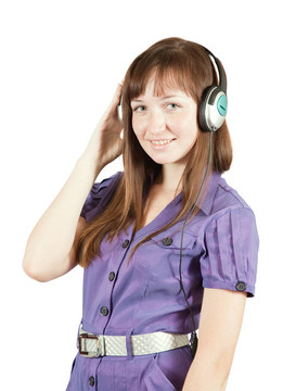 女孩在耳機里聽音樂