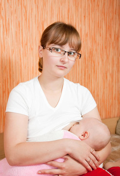 母親母乳喂養(yǎng)嬰兒
