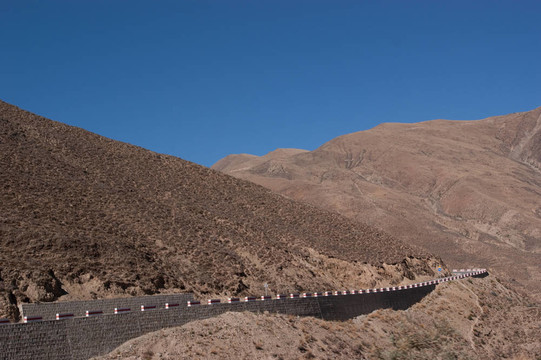 山區(qū)道路的觀點(diǎn)