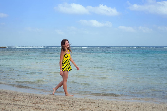 女孩去海邊
