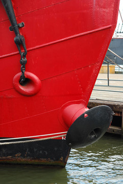 一艘红船的前视图