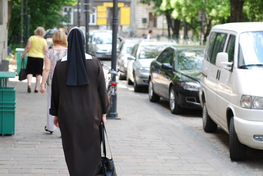 修女走Cracow老街道