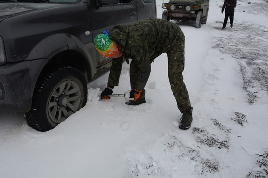 雪地陷車