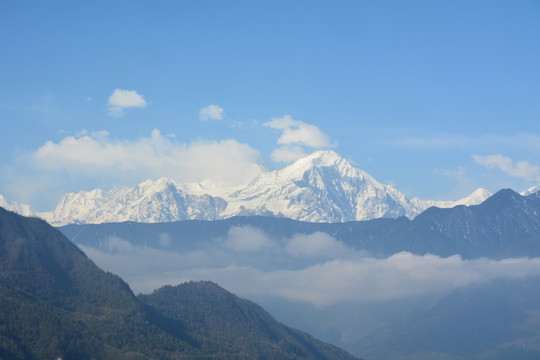 遠(yuǎn)眺雪山