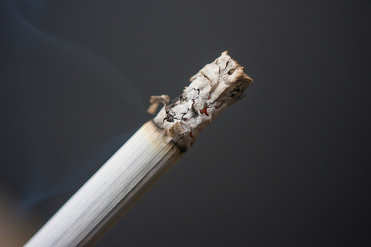 點燃的香煙