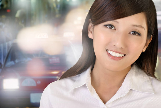 街上微笑的商業(yè)女性