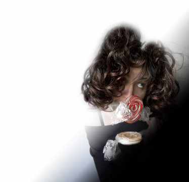 女人用棒棒糖的肖像