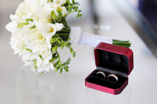 兩個(gè)結(jié)婚戒指在尼斯盒