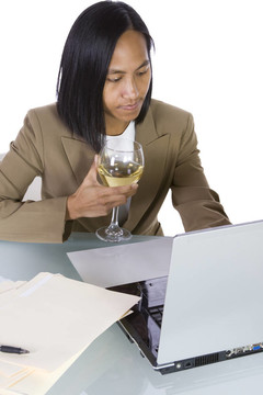 女商人在伏案工作