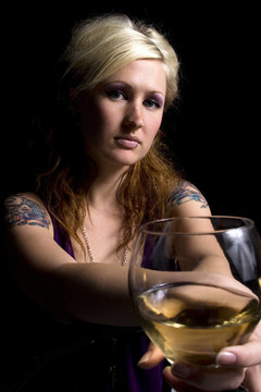 接近一個(gè)女人與葡萄酒