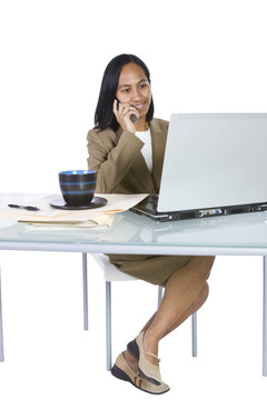 女商人在伏案工作