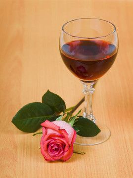 紅酒與玫瑰之杯