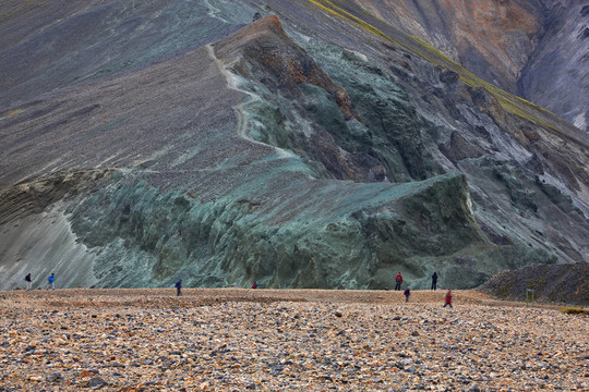 五彩的流紋巖山脈在Landmannalaugar