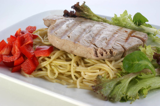 米飯上的新鮮有機(jī)金槍魚(yú)牛排