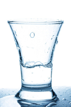 水滴落入玻璃