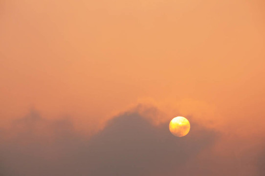 從冰島火山灰云產(chǎn)生一種朦朧；火熱的夕陽在英國南部（四月2010）與空間為您的文本/編輯覆蓋