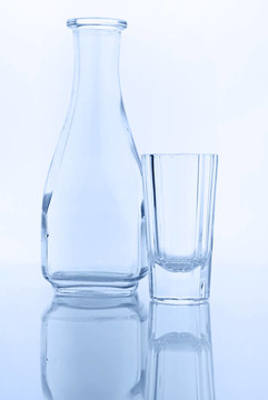 伏特加酒瓶和玻璃杯