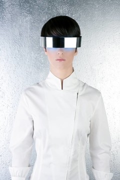 銀色現(xiàn)代前衛(wèi)鋼鐵眼鏡女